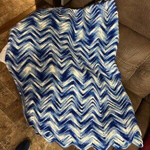 Knitted throw. Varigated Blue & White. Approx 60" x 70". (1174)
